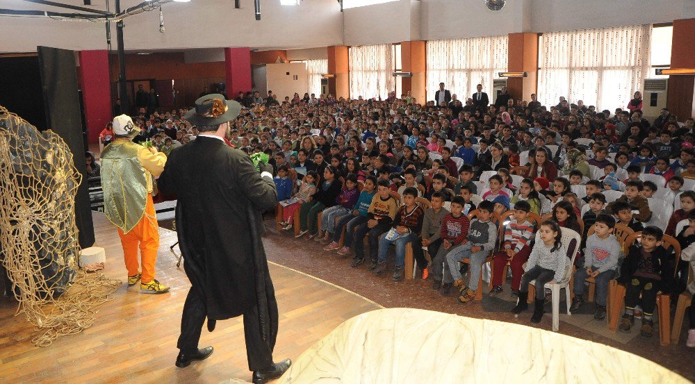 Büyükşehir Tiyatrosu Karacasu’da Sahne Aldı