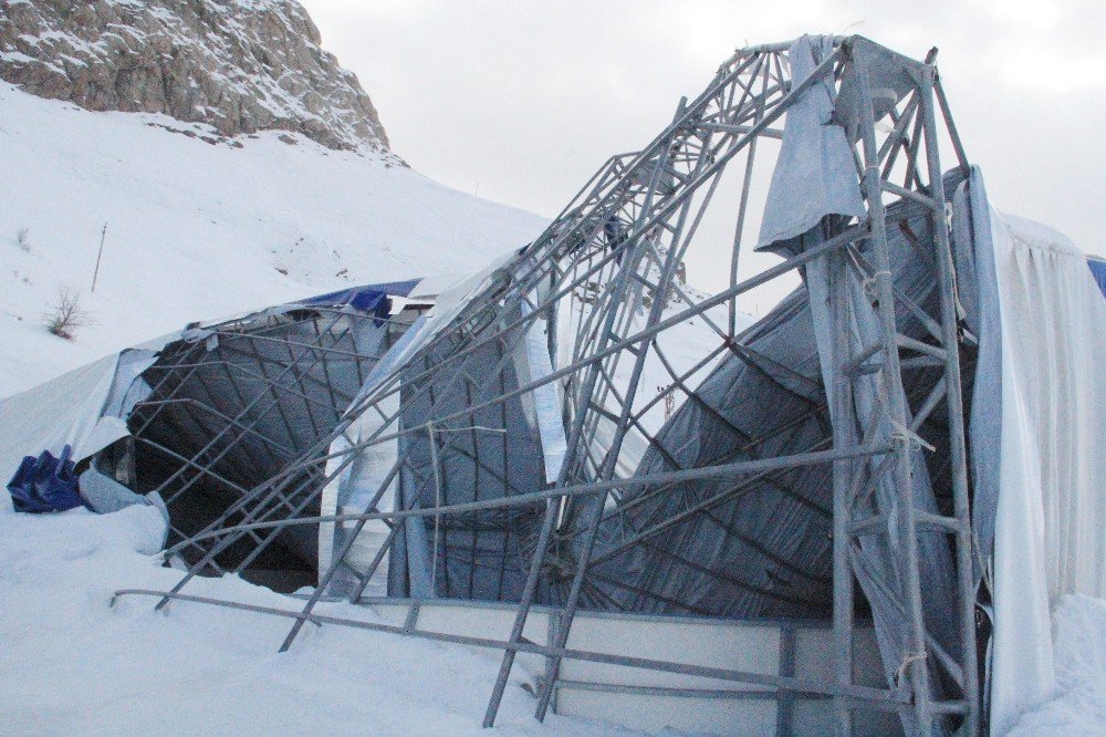 Hakkari’nin İlk Buz Pateni Pistinin Çatısı Çöktü