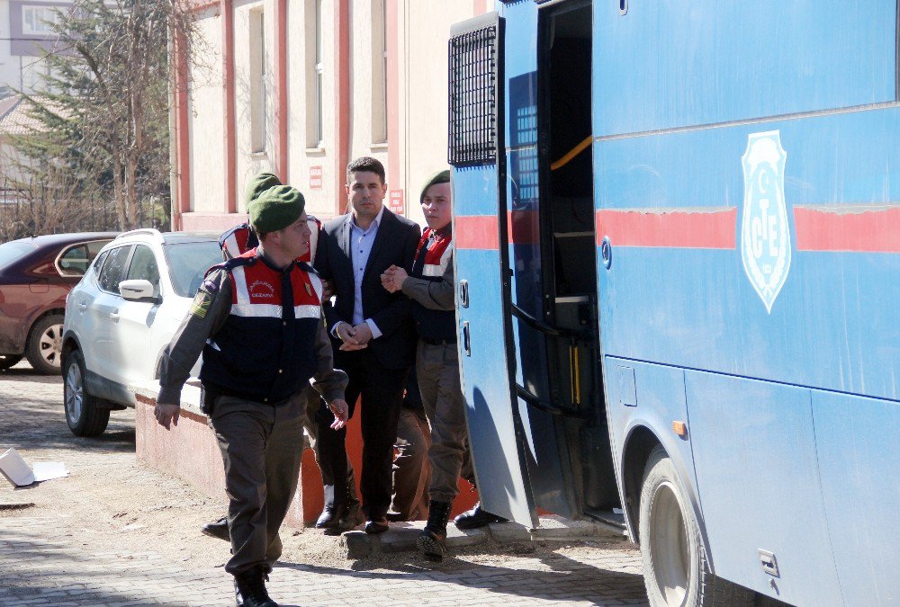 Oğlunun Katiline Müebbet Verilmeyince Anne Sinir Krizleri Geçirdi