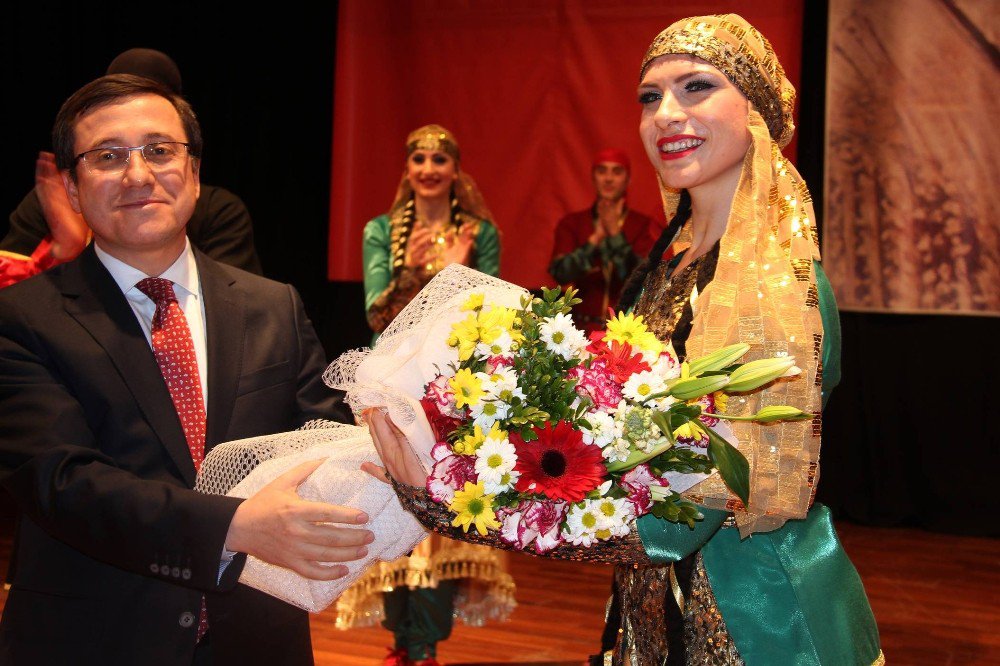 Devlet Halk Dansları Topluluğundan Muhteşem Gösteri