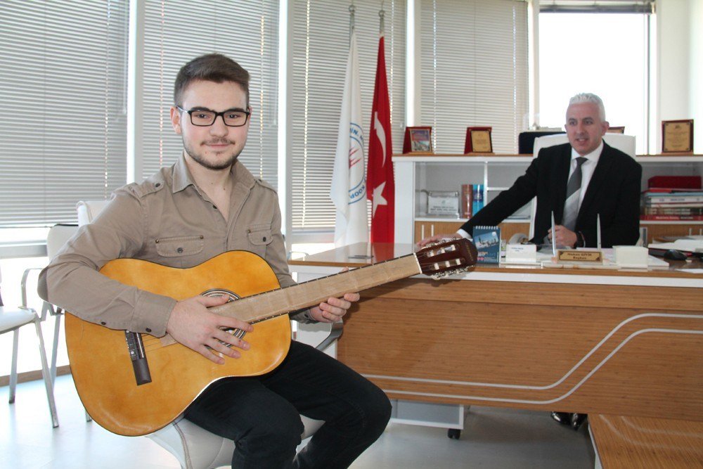 Otobüste Gitarı Kırılan Gence Yeni Gitar