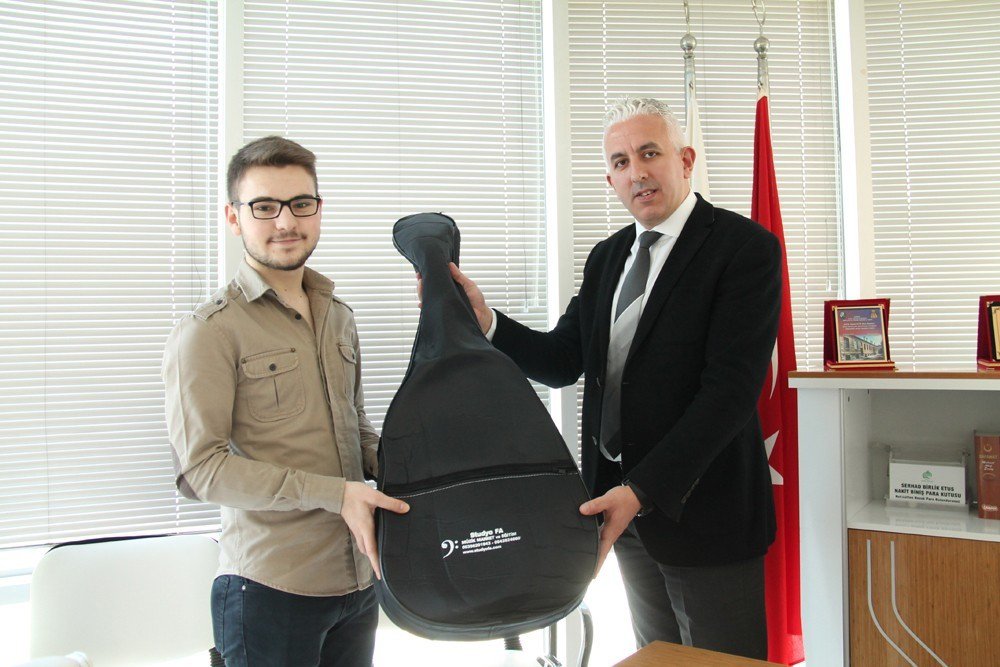 Otobüste Gitarı Kırılan Gence Yeni Gitar