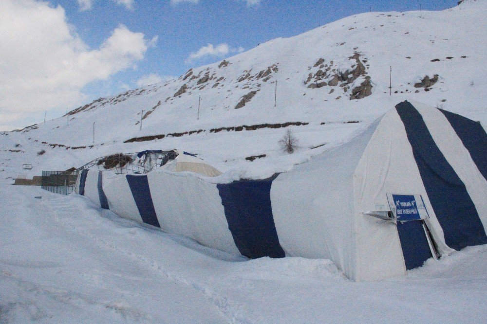 Hakkari’nin İlk Buz Pateni Pistinin Çatısı Çöktü