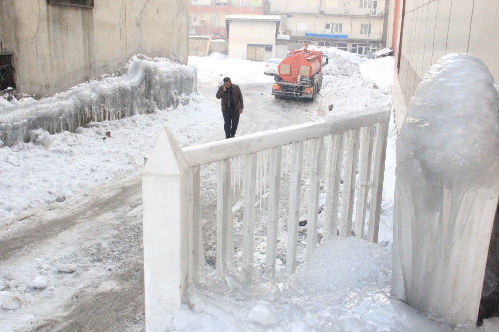 Hakkari’de Binaların Duvarları Buz Tuttu