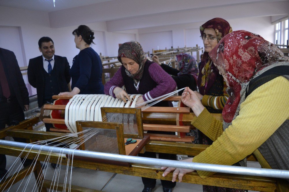 Dokuma Tezgahları Çekmen Bezi İçin Çalıştı