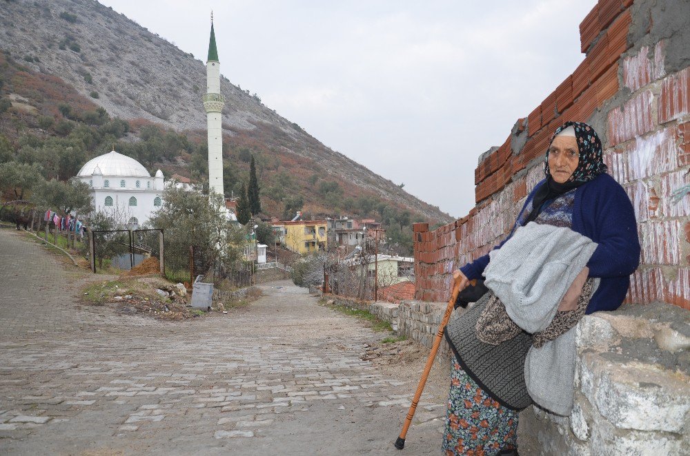 82 Yaşında İki Büklüm Cami Nöbeti