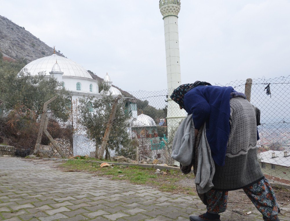 82 Yaşında İki Büklüm Cami Nöbeti