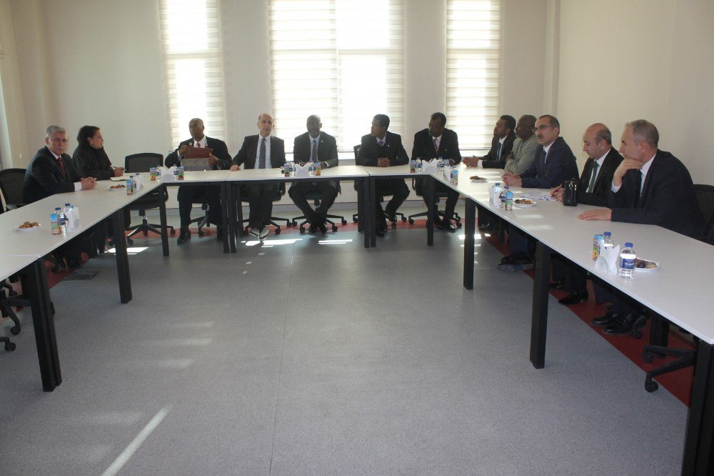 Cibuti Eğitim Bakanı Mahmud’dan Aso Teknik Kolejine Ziyaret
