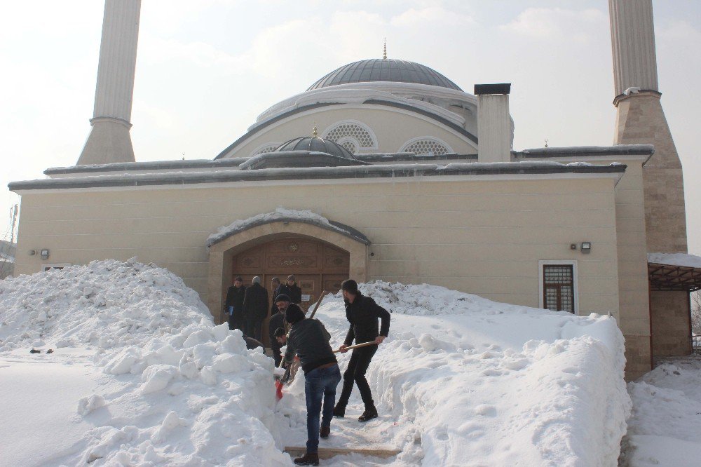 Hükümlülerden Cami Temizliği