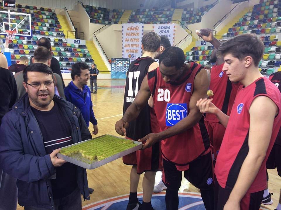 Taraftardan Best’e Baklava Ziyafeti