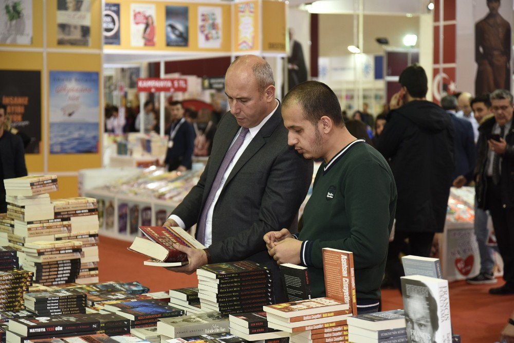 Başkan Togar’dan Öğrencilere Hediye Kitap