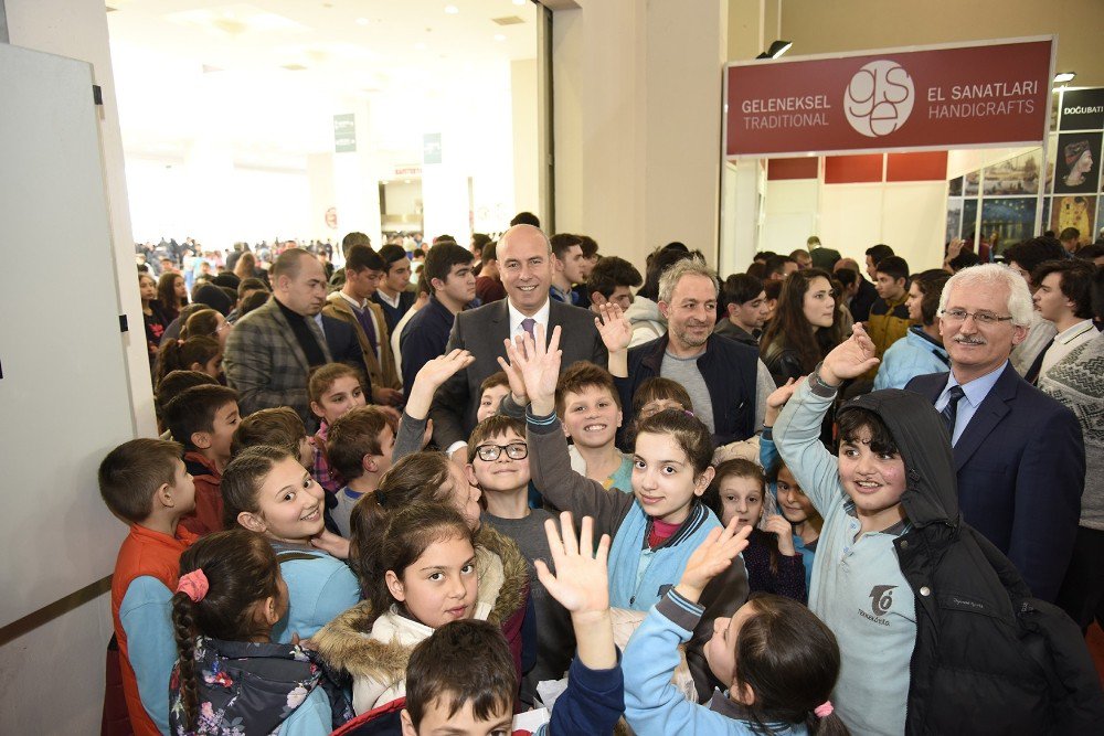 Başkan Togar’dan Öğrencilere Hediye Kitap