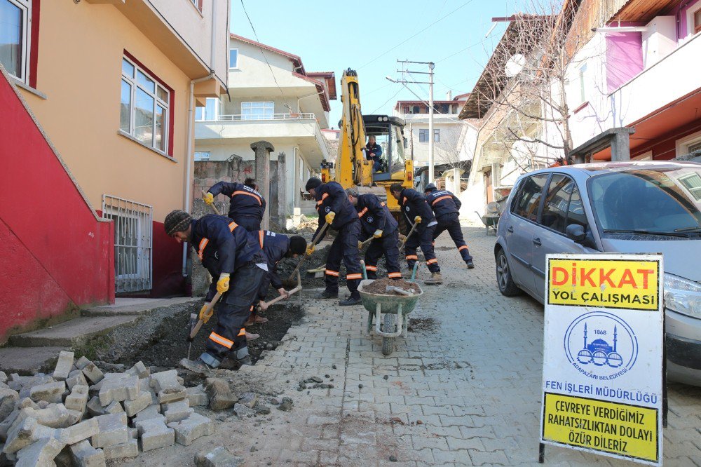 Adapazarı’nda Yollarda Bakım Ve Onarım Çalışmaları Sürüyor