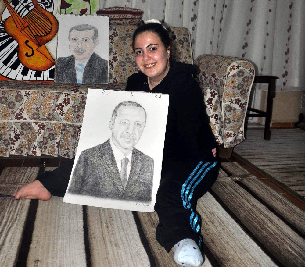 Ayağıyla Yaptığı Portreyi Cumhurbaşkanı Erdoğan’a Hediye Edecek