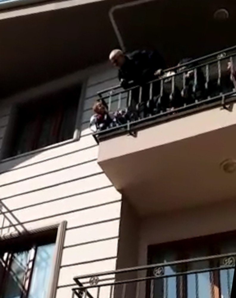 Balkon Demirlerine Sıkıştı