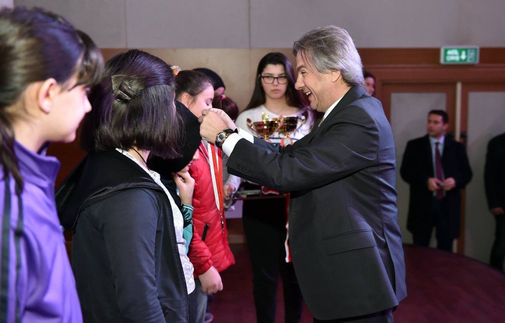 Şampiyon Okçular Madalyalarını Aldı