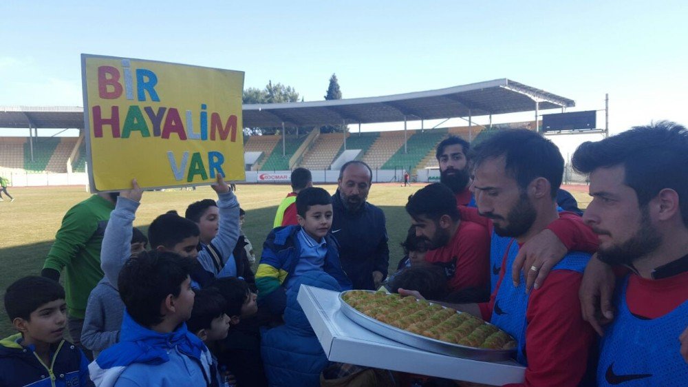 İkra Koleji Öğrencileri Sporculara Moral Verdi