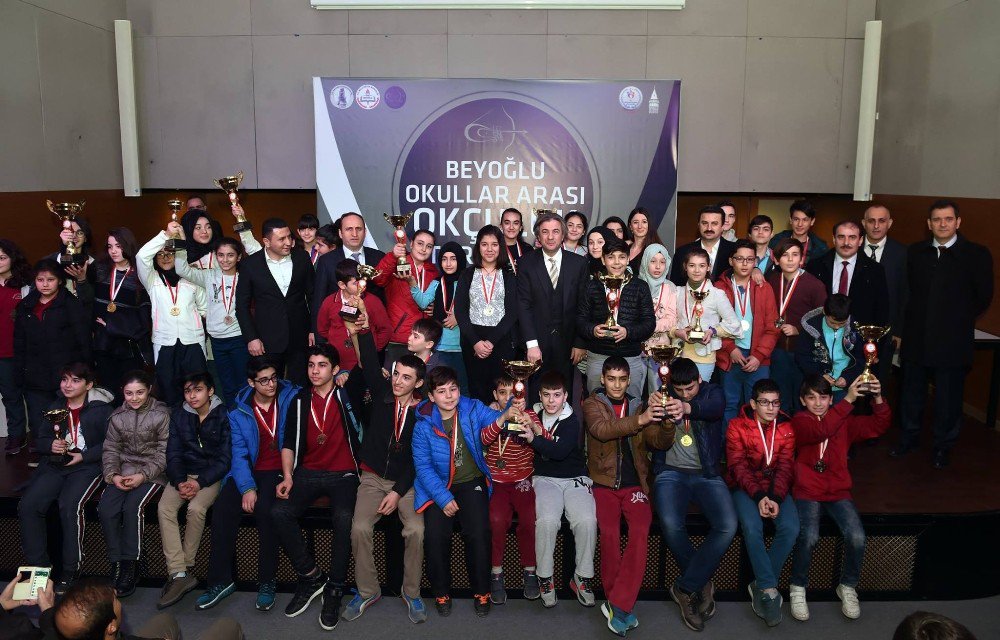 Şampiyon Okçular Madalyalarını Aldı