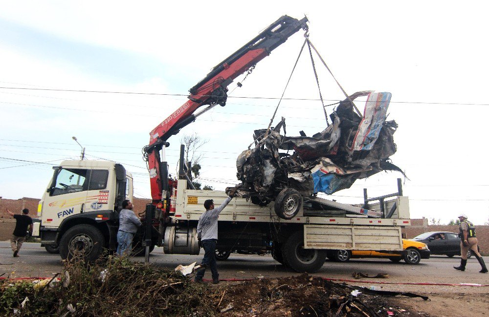 Peru’da Üç Araç Birbirine Girdi 16 Ölü