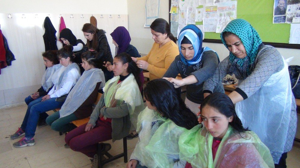 Kuaför Kursiyerlerinden Kırsaldaki Kız Öğrencilere Saç Bakımı
