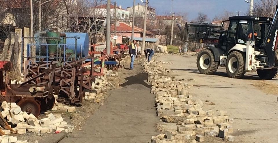 Yol Yapım Ve Onarım Çalışmalarına Devam Ediyor