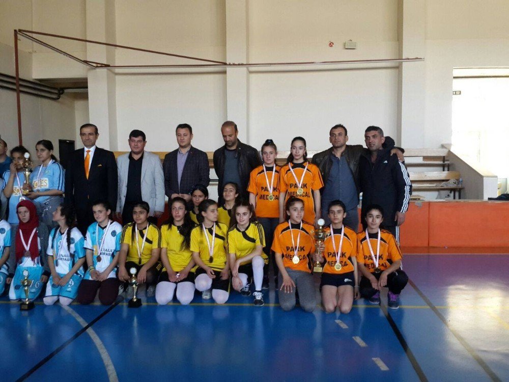 Okullar Arası Kızlar Badminton Müsabakaları Sona Erdi