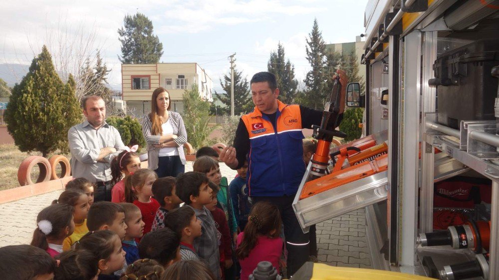 Anaokulu Öğrencilerine Deprem Tatbikatı Yapıldı