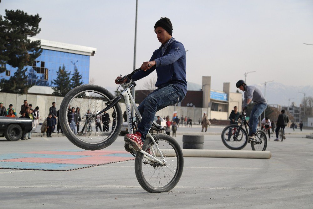 Afgan Gençler, Savaş Ve Şiddetten Biraz Olsun Uzaklaşmaya Çalışıyor