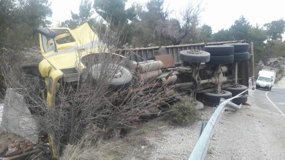 Denizli’de Kamyon Devrildi: 2 Ölü