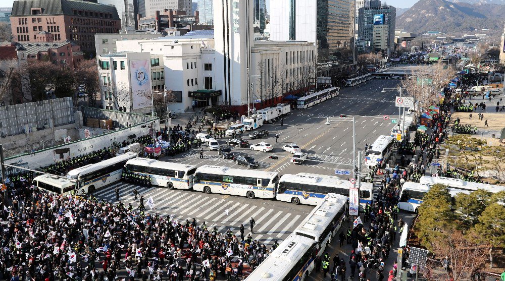 Yüz Binlerce Kişi Güney Kore Cumhurbaşkanını Protesto Etti