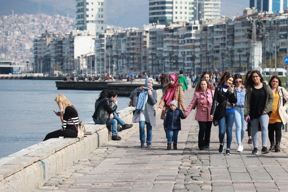 İzmirliler Güzel Havanın Tadını Çıkardı