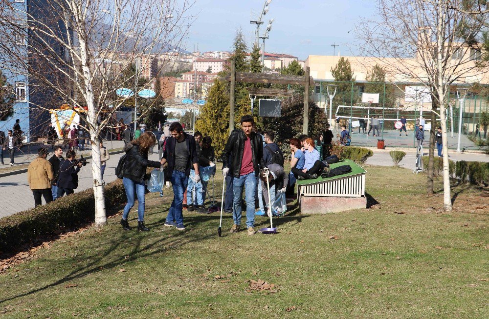 Üniversite Öğrencilerinden Çevre Temizliği