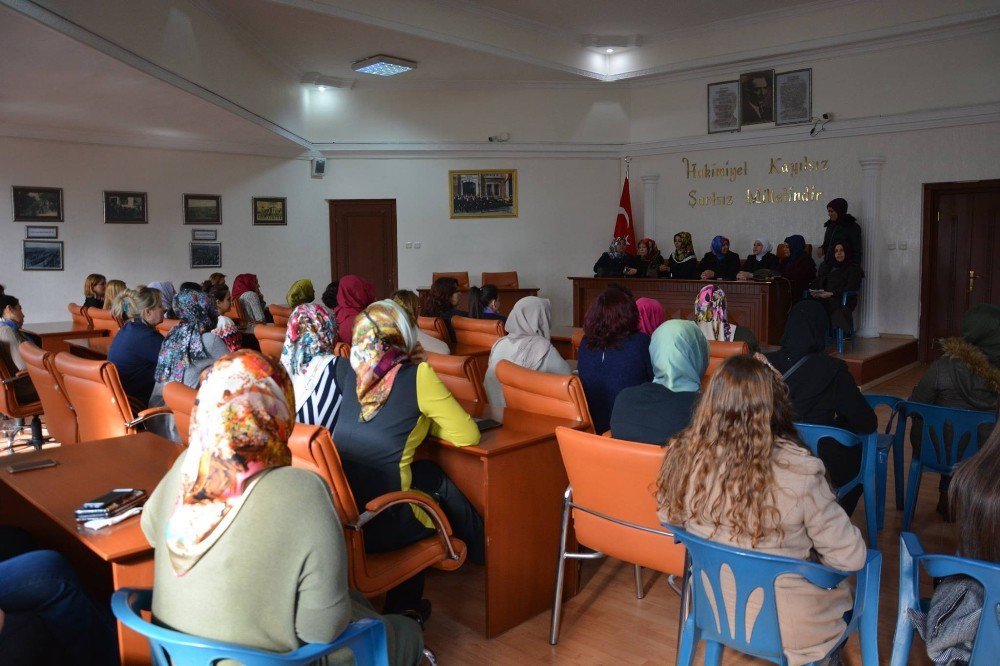 Belediye Konaklarda Çalışan Bayanlar Bir Araya Geldi