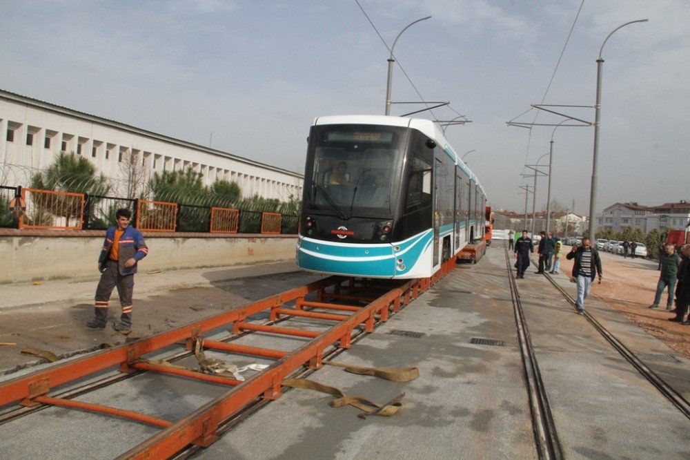 Akçaray’ın İlk Tramvay Aracı Raylara İndi