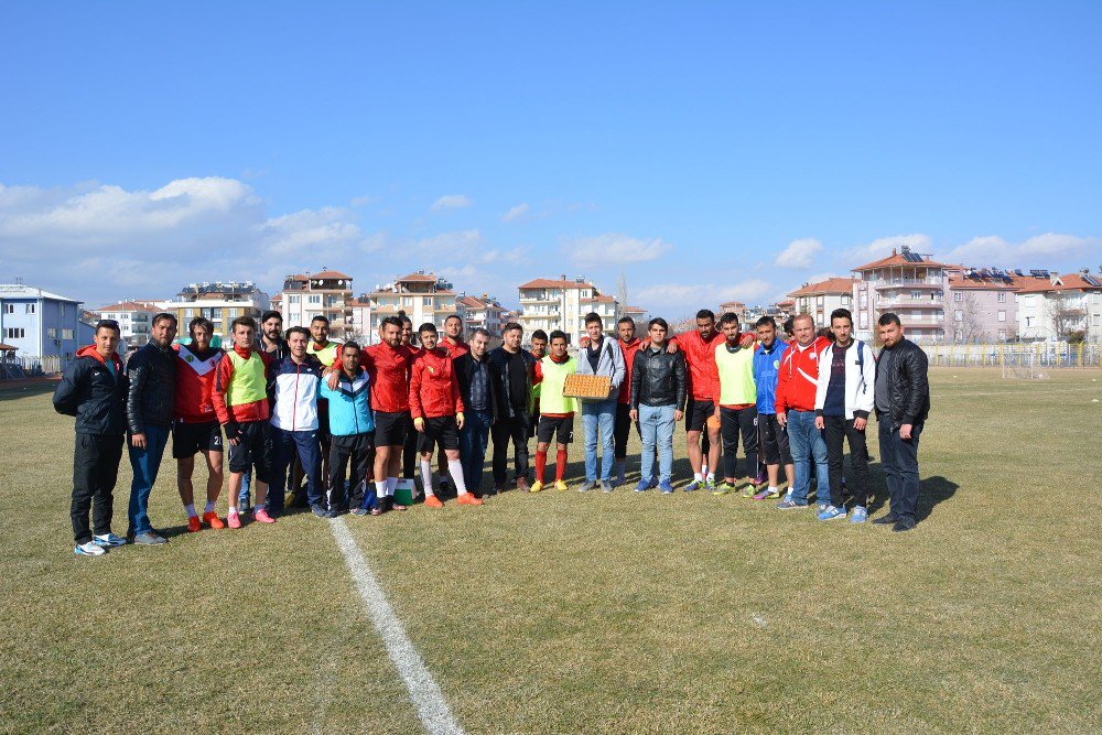 Korkuteli Belediyespor’a Tatlı İkramı