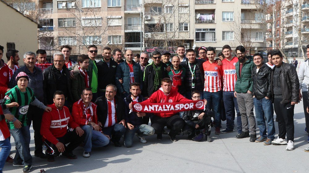 Akhisar Belediyespor İle Antalyaspor Taraftarlarından Örnek Davranış