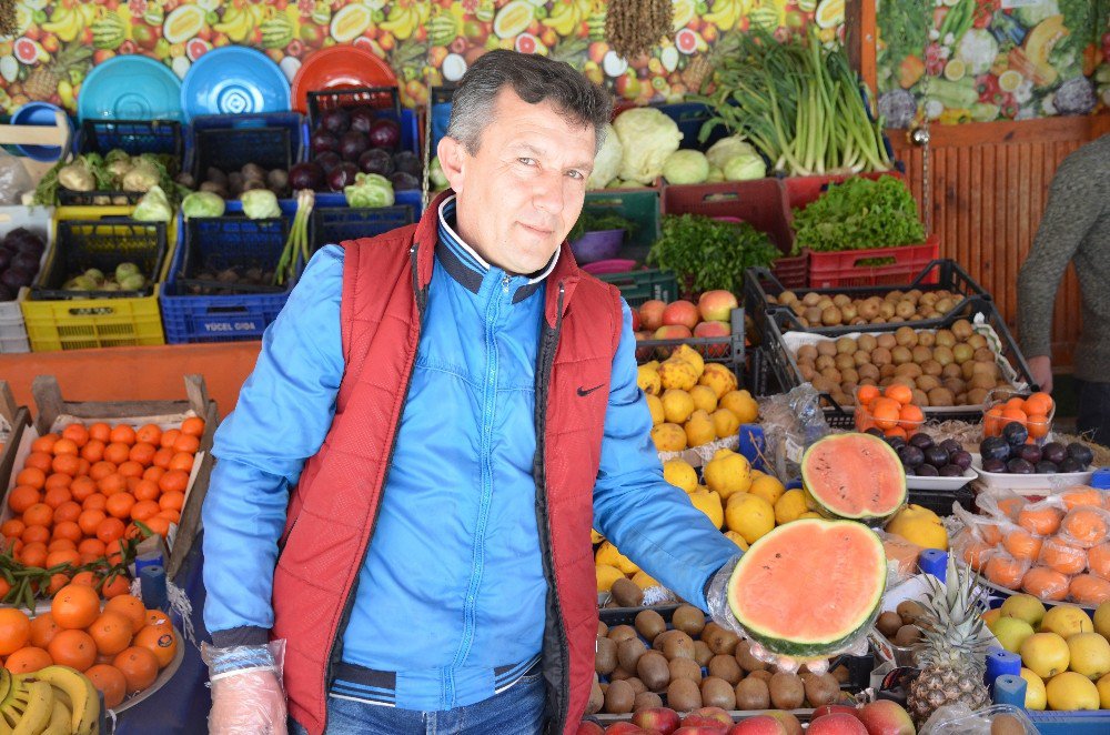 Senenin İlk Karpuzları Yarım, Çeyrek Hatta Dilim Şeklinde Satılıyor