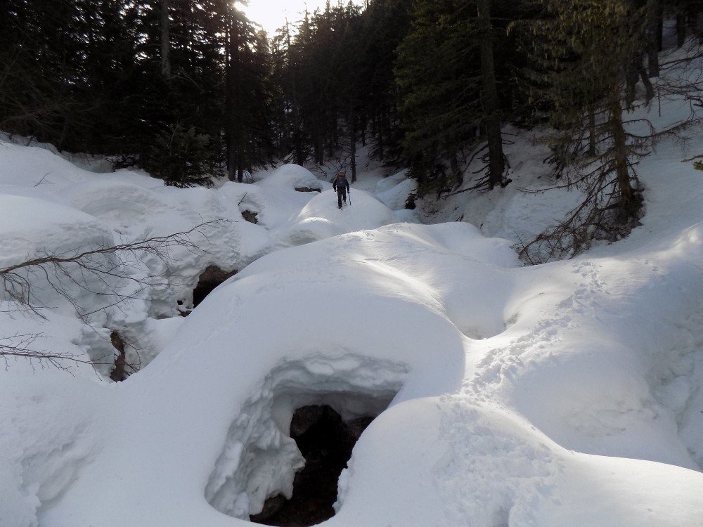 Uludağ’ın Dereleri Eskimo Evlerine Döndü