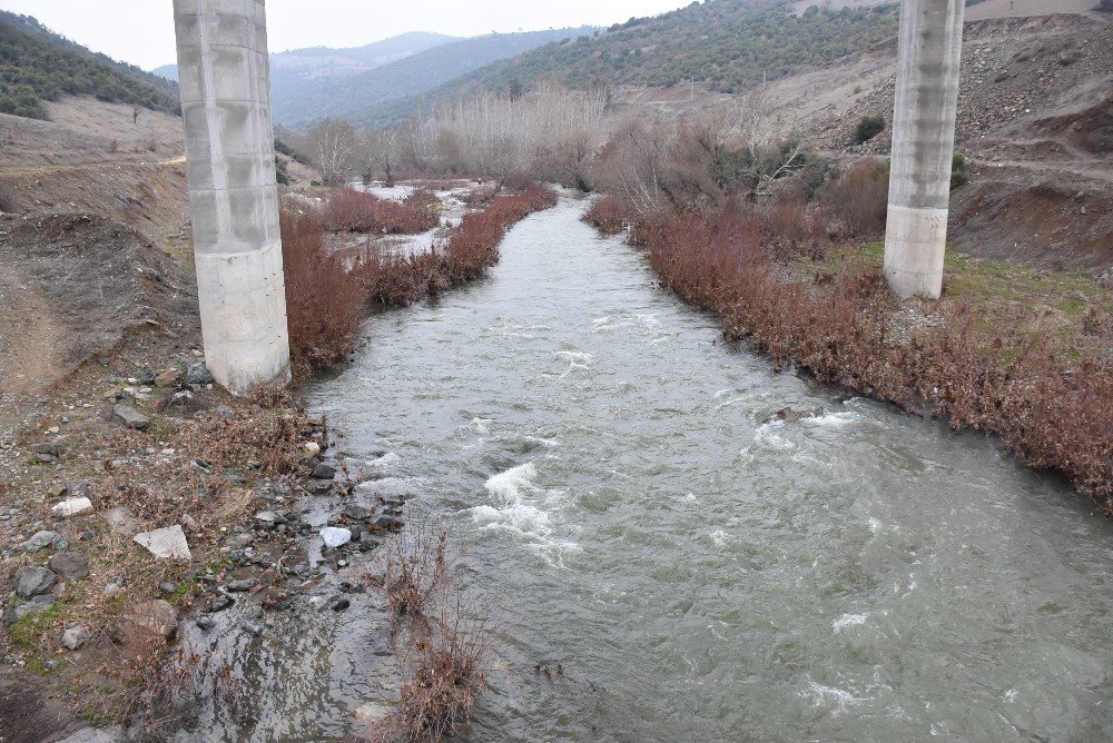 Ekipler Derede Kaybolan Uğur İçin Seferber Oldu