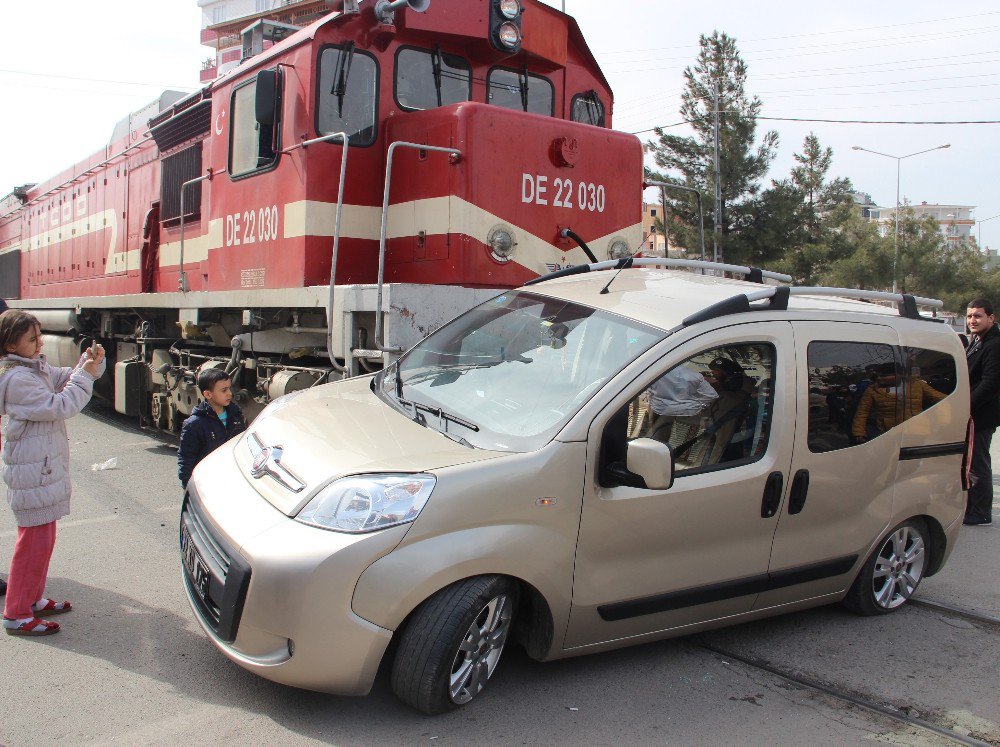 Tren Hemzemin Geçitte Otomobile Çarptı: 2 Yaralı