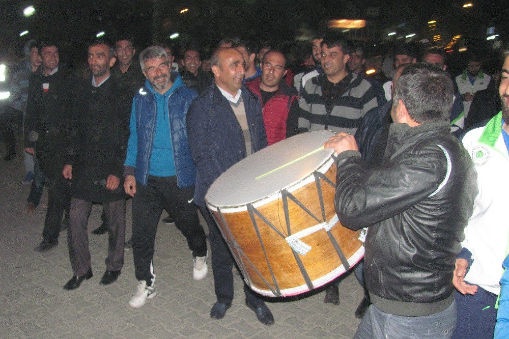 Olaylı Maçtan Galibiyetle Ayrılan Takıma Davul Zurnalı Karşılama