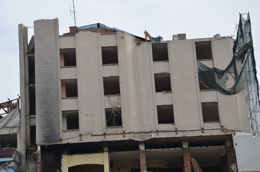 İş Merkezinin Yıkımı İçin İş Makinesini Binanın Son Katına Çıkardılar