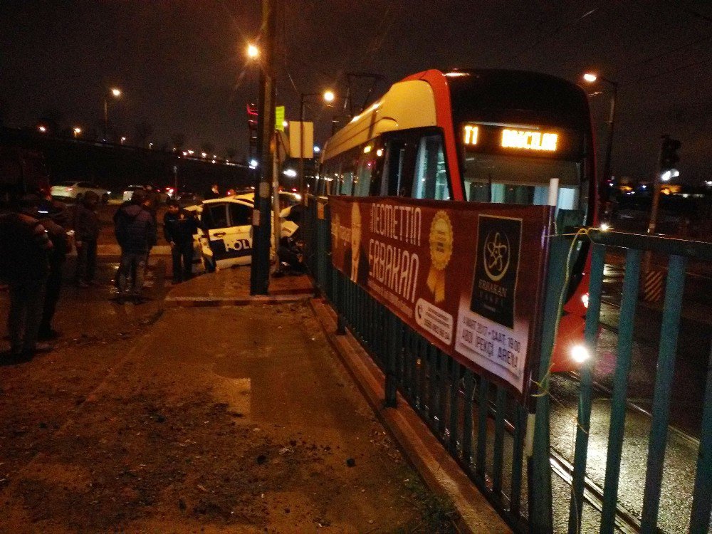 Zeytinburnu’nda Tramvay İle Polis Aracı Çarpıştı