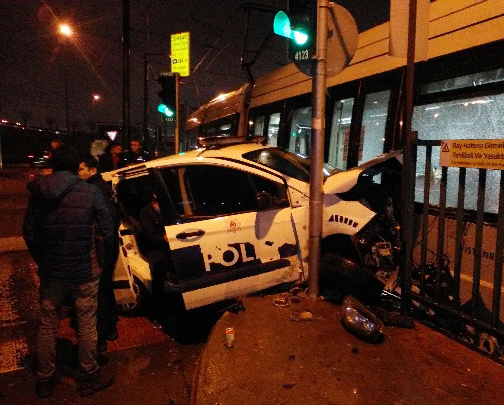 Zeytinburnu’nda Tramvay İle Polis Aracı Çarpıştı