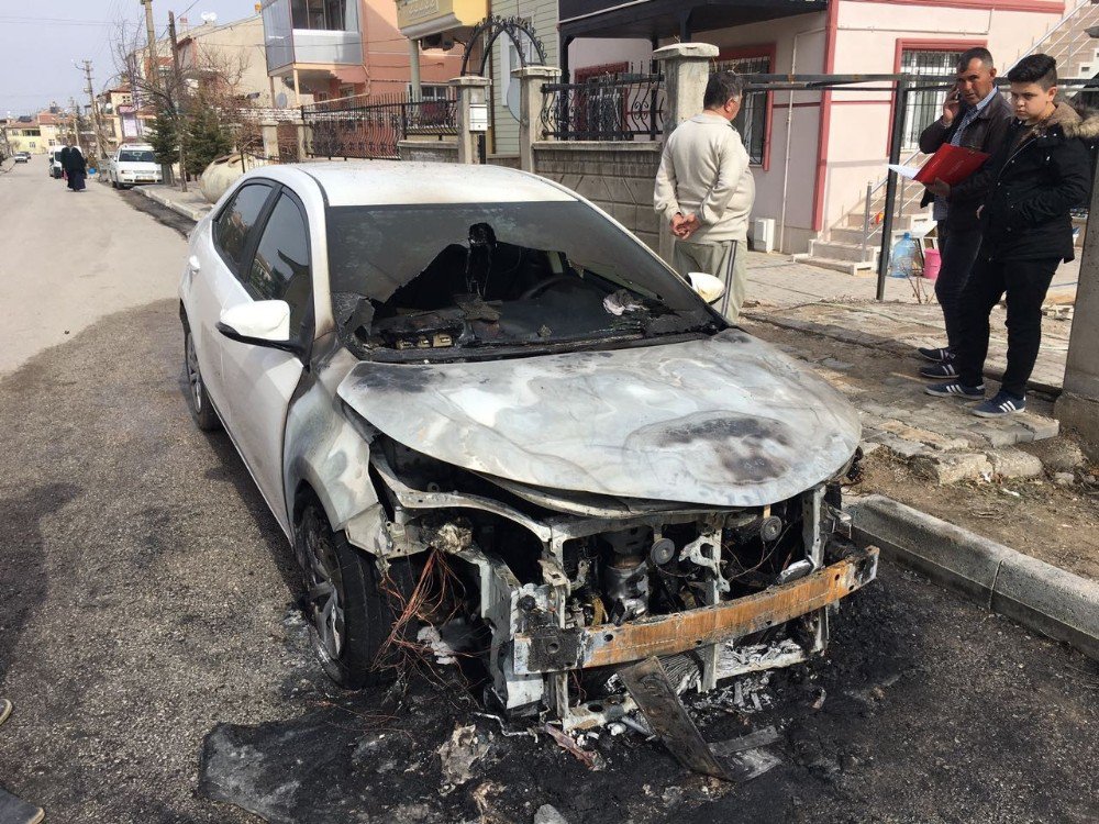 Karaman’da Park Halindeki Otomobil Yandı