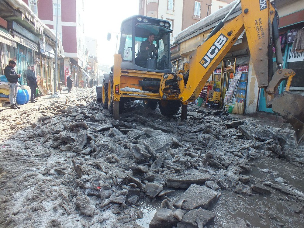 Malazgirt Belediyesi Sokaklardaki Buzları Temizliyor