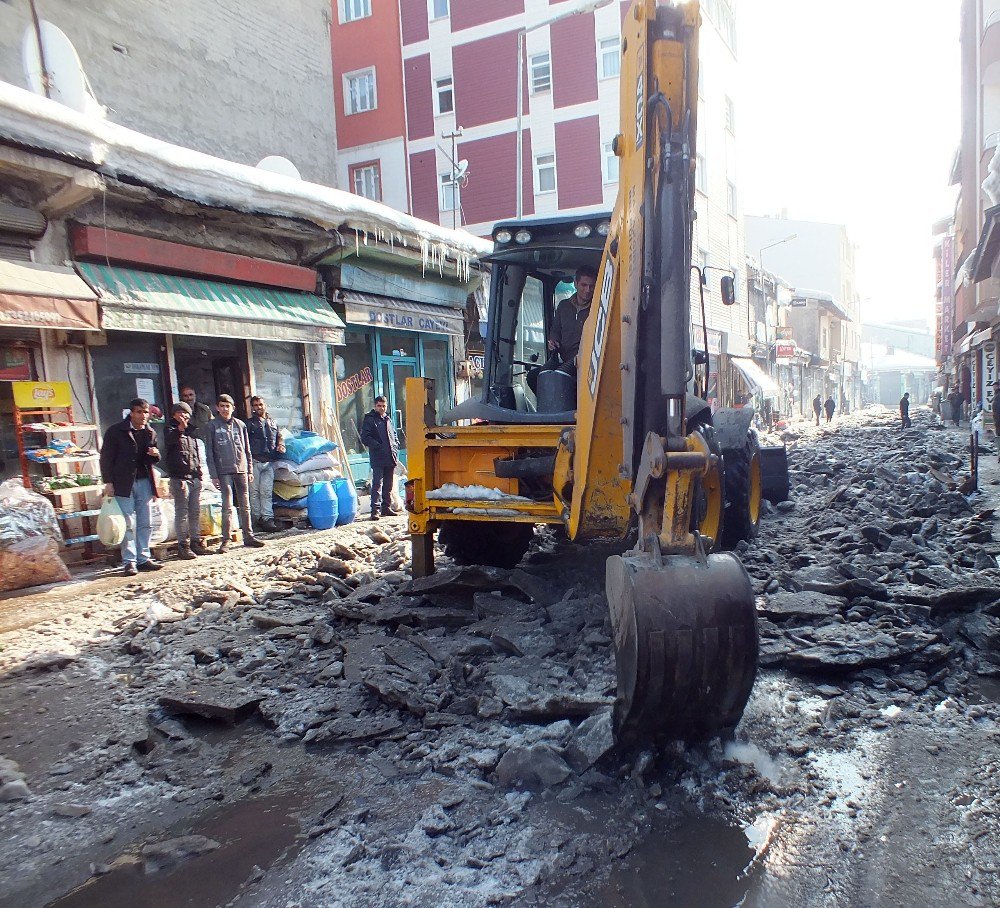 Malazgirt Belediyesi Sokaklardaki Buzları Temizliyor