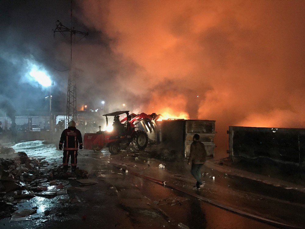 Sultangazi’de Geri Dönüşüm Tesisinde Korkutan Yangın