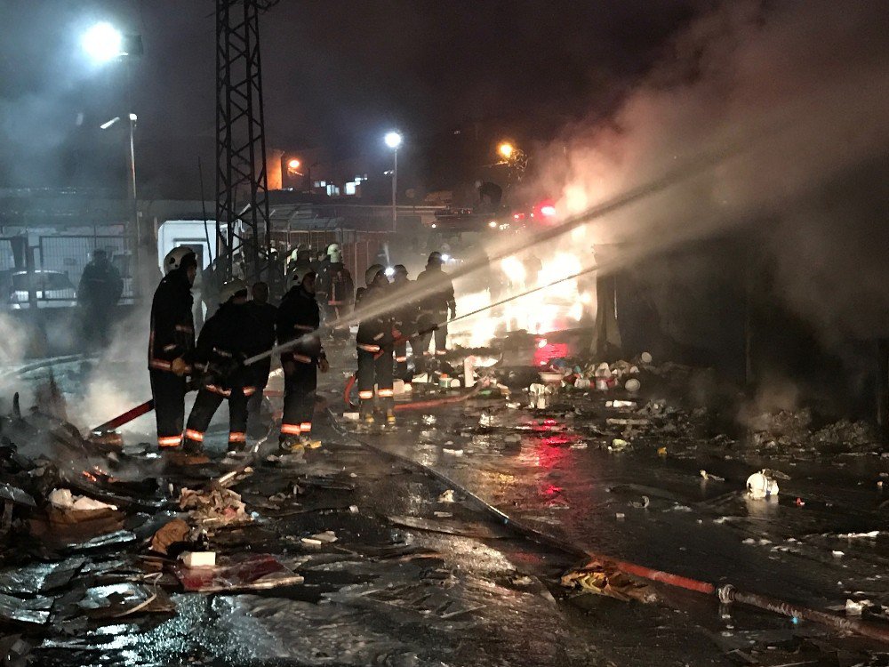 Sultangazi’de Geri Dönüşüm Tesisinde Korkutan Yangın