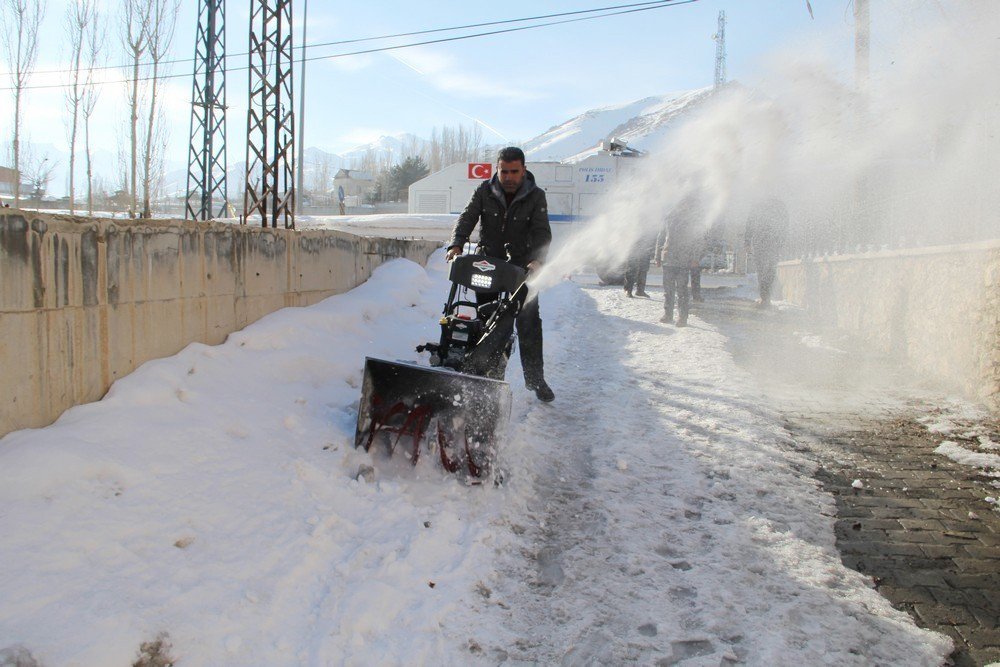 Belediyeden Kaldırımlar İçin Mini Kar Küreme Araçları